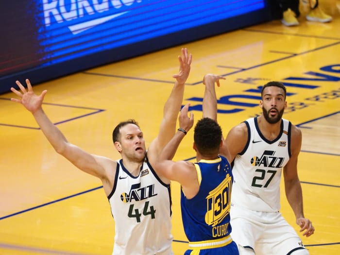 Bojan Bogdanovic (44) attempts to block Stephen Curry's (30) shot